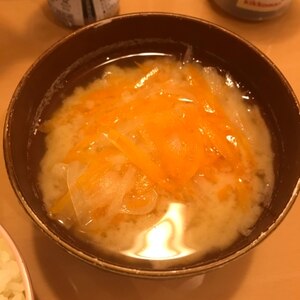 大根と人参と豆腐がサイコロ型のコロコロとした味噌汁